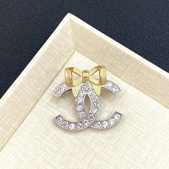 Chanel New Brooch - Picture 1 of 6